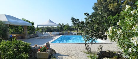 Piscina vista dalla Capperaia, con i due gazebo