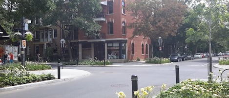 L'édifice est situé à l'intersection des rue Laurier et Garnier. 