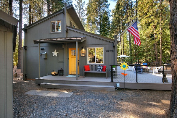 Charming Black Butte cabin with Bikes, EV charger and huge deck!