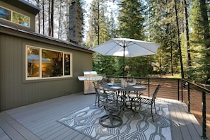 Outdoor seating for 6 guests