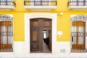 Fachada/ Front of the building