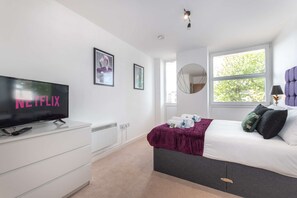 Master Bedroom With En-Suite Shower Room