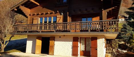 Chalet Henri orienté plein sud et sa grande terrasse 