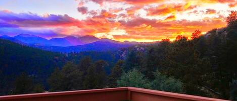 Summer Sunset at the Longs Peak Vista Cabin!