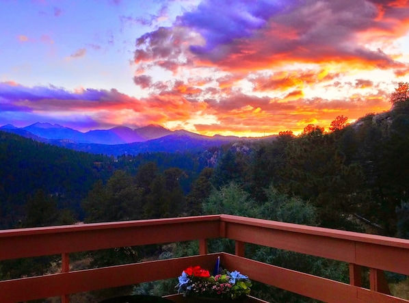 Summer Sunset at the Longs Peak Vista Cabin!