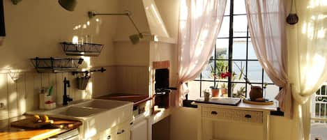 The first hour sun in our kitchen-El sol de primera hora en nuestra cocina