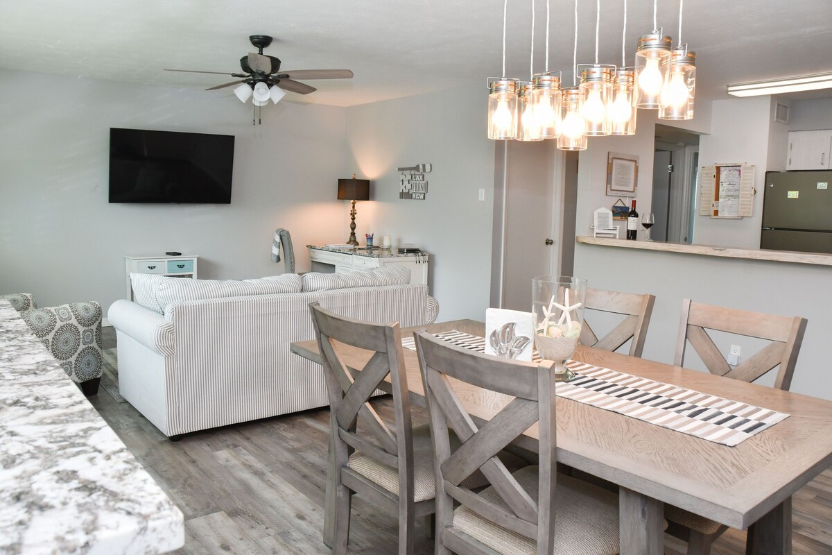 Cozy, ground floor apt 5 min walk to bch. PET friendly. FREE bottle of PROSECCO