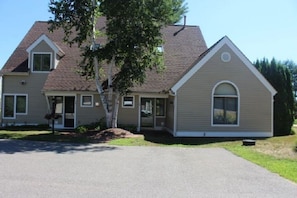 Attached condo, main entrance