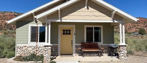 The most pawsome place to stay! Piglet's Place in Kanab is perfect for you and your furry companion. This 1-BR casita offers a screened catio and fully-fenced yard for pet comfort and safety.