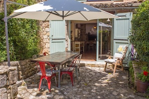 Outside dining area and doors through to kitchen