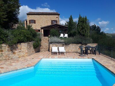 Preciosa y tranquila casa de piedra con piscina y hermosas vistas.