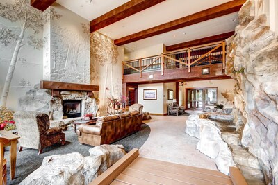 Premium penthouse in all of Keystone, vaulted ceilings, great pool 