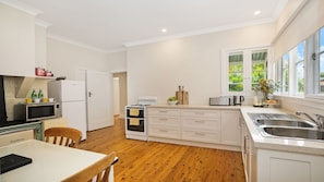 Dishwasher, Kitchen, Microwave Oven, Oven, Refrigerator