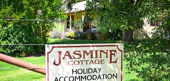 Jasmine Cottage accommodation for family get togethers and/or friend meet ups.