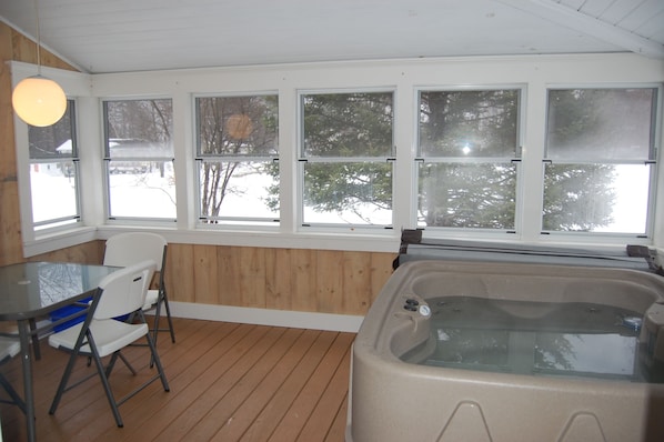 3 season porch with seating and nw Jacuzzi