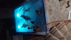 piscina também para ser curtida a noite, com luzes que encantam os olhos e alma