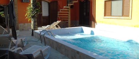 piscina 3x5,5x1,45 com cadeiras p/tomar sol e ducha