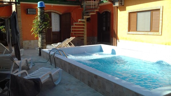 piscina 3x5,5x1,45 com cadeiras p/tomar sol e ducha