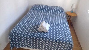 Cama de casal no quarto 1