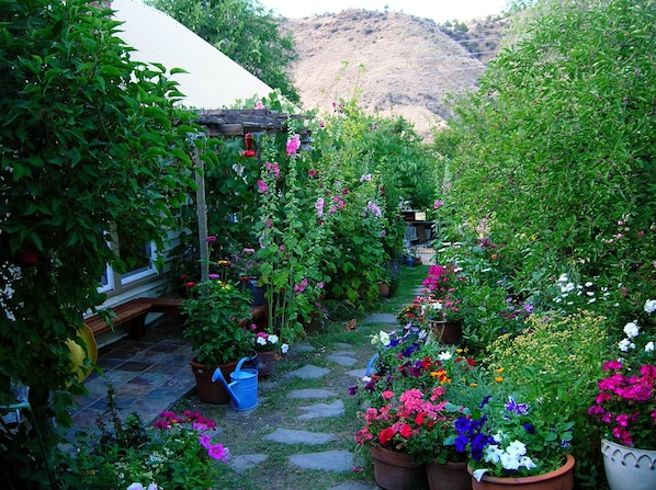 Welcome to the Painted Hills Cottage -Surrounded by a Magical Garden!