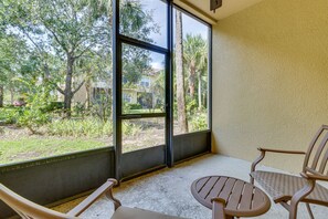 Screened-In Lanai | Outdoor Seating