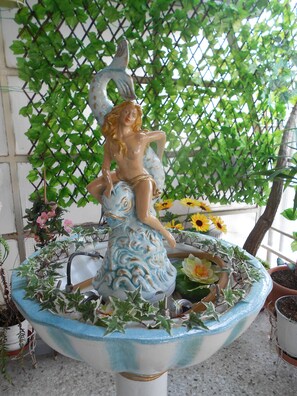 "The Lady and the dolphin", an amazing fountain for your eyes only!