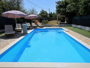 L'Eau, Propriété, Plante, Piscine, Bleu Azur, Ombre, Parapluie, Rectangle, Ciel, Bâtiment