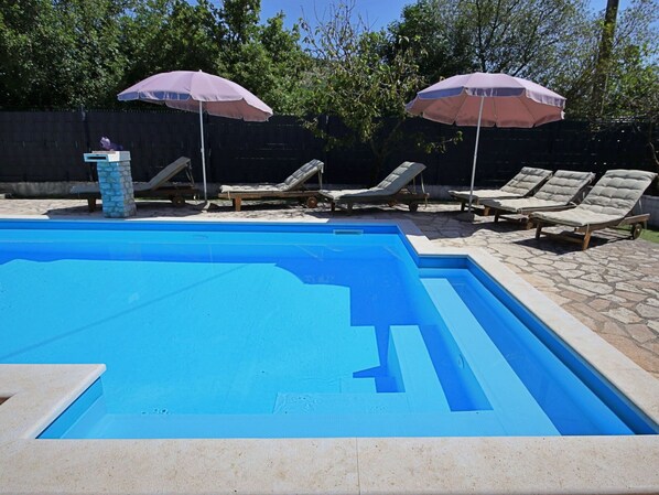 L'Eau, Parapluie, Piscine, Bâtiment, Plante, Bleu Azur, Ombre, Mobilier De Jardin, Rectangle, Ciel
