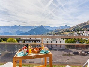 Wolke, Himmel, Berg, Natur, Tabelle, Picknicktisch, Gartenmöbel, Schatten, Landschaft, Grundeigentum