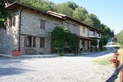 THE FARM MARZA Denice: mansion in the heart of the Langhe in Piedmont
