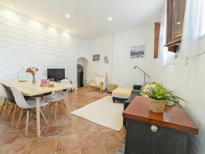 Tabelle, Pflanze, Eigentum, Möbel, Zimmerpflanze, Stuhl, Beleuchtung, Interior Design, Die Architektur, Wohnzimmer