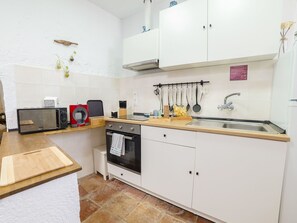 Eigentum, Zimmer, Küche, Möbel, Gelb, Cabinetry, Interior Design, Countertop, Gebäude, Haus