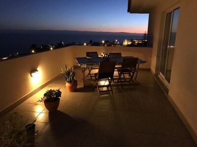 Ático de 2 camas con vistas panorámicas al océano desde un gran balcón orientado al sur