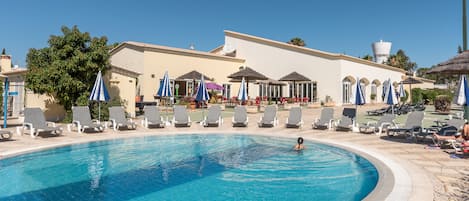 Children´s pool and bar