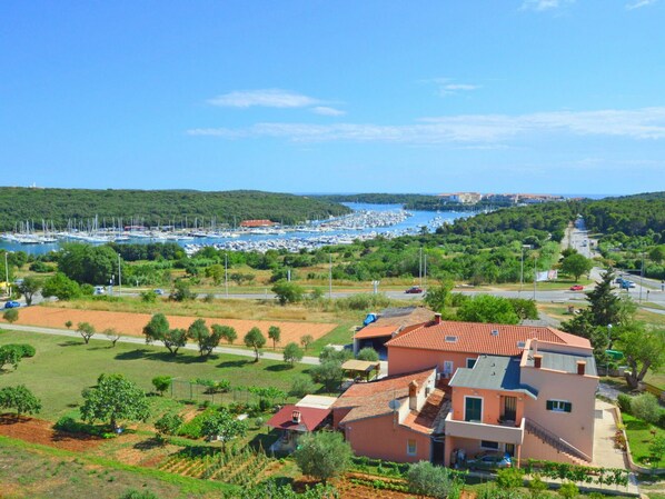 Residential Area, Village, Natural Landscape, Property, Town, Human Settlement, Sky, Neighbourhood, Rural Area, Suburb