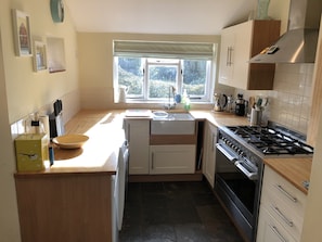 Kitchen, Dishwasher, Washer, separate Dryer, Oven’, Fridge & Freezer (60/40).