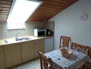 Ferienwohnung Kampenwand, 55 qm Obergeschoss, 2 separate Schlafzimmer-Küchenzeile und Essbereich Ferienwohnung Kampenwand