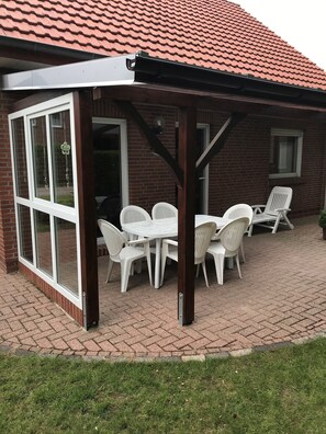 Überdachte Terrasse mit Gartenmöbel