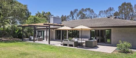 Backyard & patio with fire pit