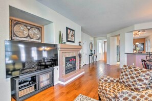 Living Room | Smart TV | Gas Fireplace