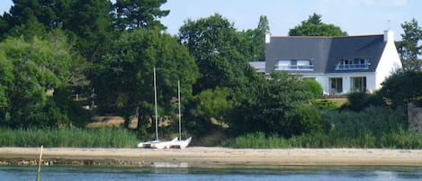 Maison vue de la mer. Plage en bas du jardin, accessible directement.