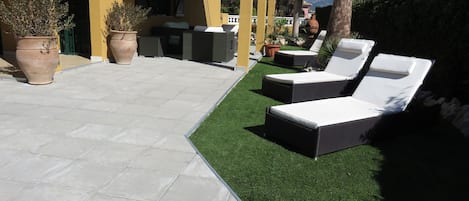 Vue Jardin : avec sa pergola et son salon de jardin ; ses chaises longues 