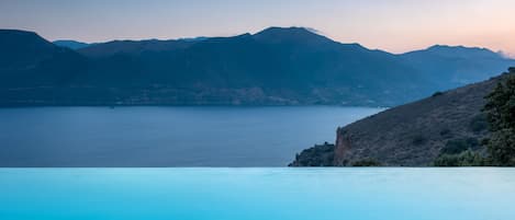 The infinity pool overlooking Skoutarri Bay