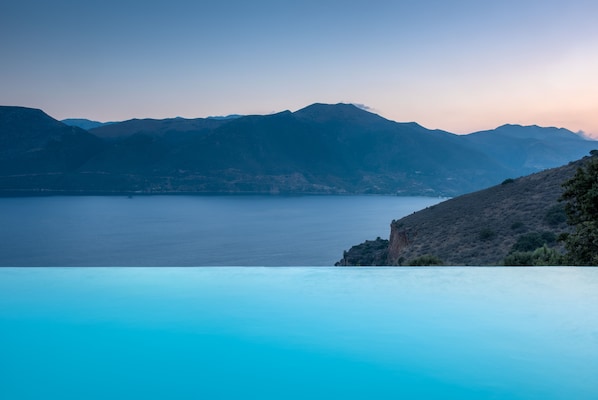 The infinity pool overlooking Skoutarri Bay