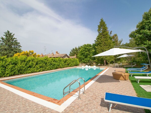 L'Eau, Ciel, Propriété, Plante, Nuage, Piscine, Bâtiment, Bleu Azur, Arbre, Mobilier De Jardin