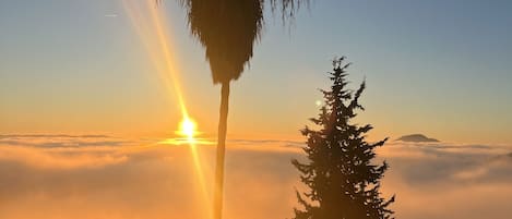 Amanecer sobre nubes