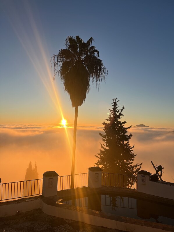 Amanecer sobre nubes