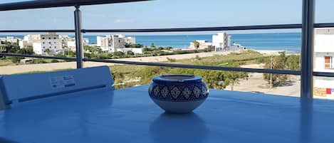 un grand terrace vue sur mer