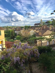 Corazón del pueblo beau medieval Belves- casa adosada con terraza y jardín.