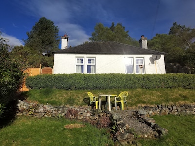 Secluded cottage very close to Skye Bridge and within Kyle of Lochalsh village.